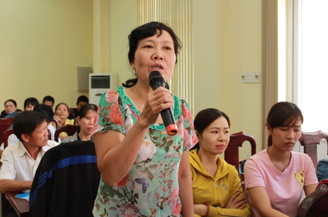 Công nhân Công ty TNHH Một thành viên Đô thị và Môi trường Đắk Lắk nêu ý kiến thắc mắc liên quan đến chế độ BHXH tại buổi đối thoại với BHXH tỉnh.