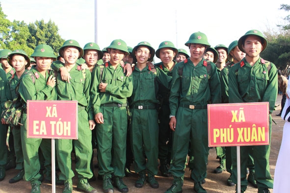Công dân huyện Krông Năng vui tươi, tự hào ngày nhập ngũ. 
