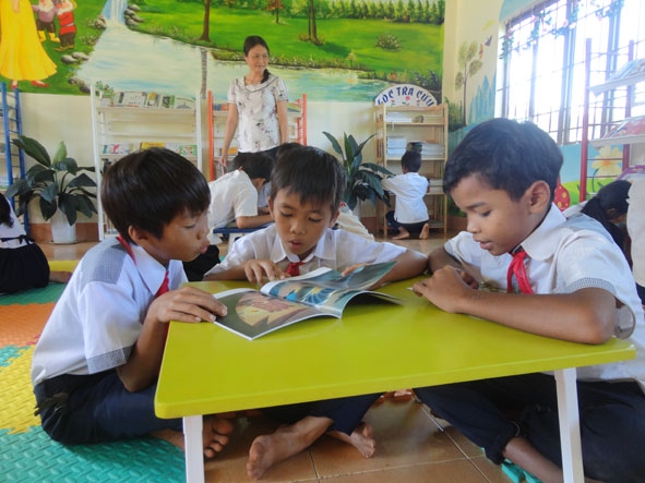 Các em học sinh đọc sách trong Thư viện thân thiện Trường Tiểu học Y Ngông (huyện Krông Ana).