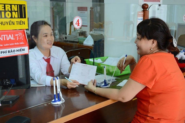 Nhân viên Agribank Đắk Lắk giao tiếp với khách hàng. 