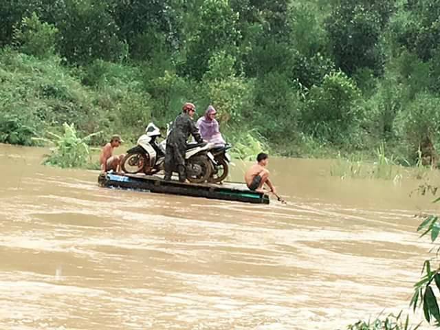 Thầy cô giáo Trường Tiểu học Bùi Thị Xuân (xã Cư San) vượt suối sâu bằng bè để đến trường.