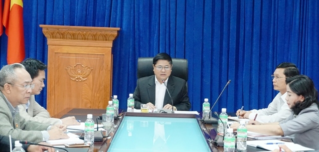 Phó Bí thư Thường trực Tỉnh ủy Phạm Minh Tấn phát biểu tại cuộc họp. 