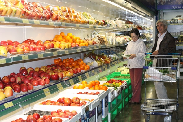 Người tiêu dùng mua sắm tại khu siêu thị Metro. 