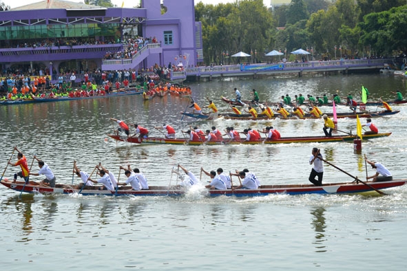 Lễ hội đua thuyền tại huyện  Krông Ana được tổ chức mùng 4 Tết hằng năm.