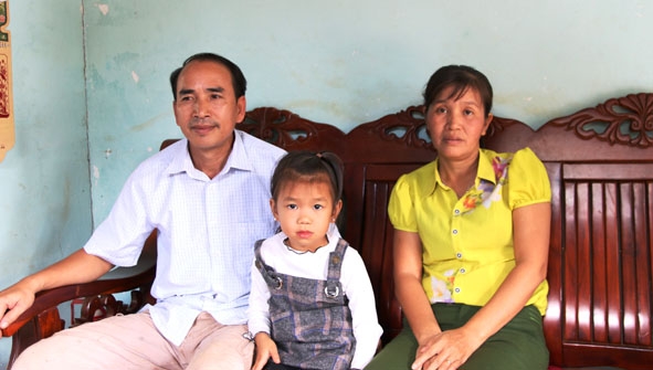 Vợ chồng anh Thêm, chị Biên với cháu gái thứ 2 trong ngôi nhà nhỏ.