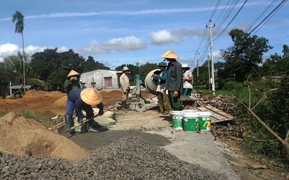 Người dân thôn 10 (xã Hòa Sơn, huyện Krông Bông) góp công làm đường bê tông nội thôn.