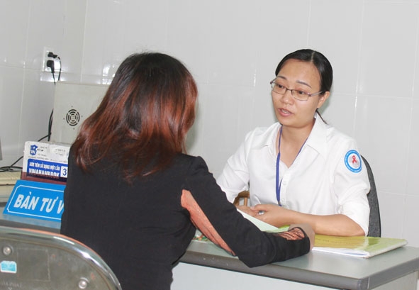 Cán bộ Trung tâm Phòng chống HIV/AIDS tỉnh tư vấn cho người có nguy cơ làm xét nghiệm phát hiện HIV sớm.