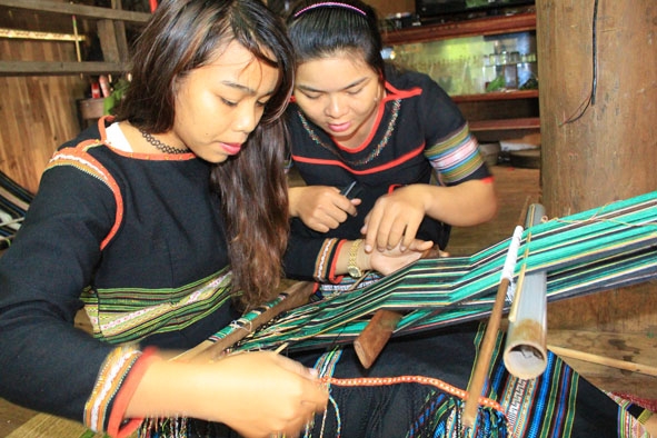 Xã viên HTX dệt thổ cẩm Tơng Bông (Ea Kao - TP. Buôn Ma Thuột) tranh thủ dệt các mặt hàng tại gia đình. 							                                    Ảnh: Duy Tiến
