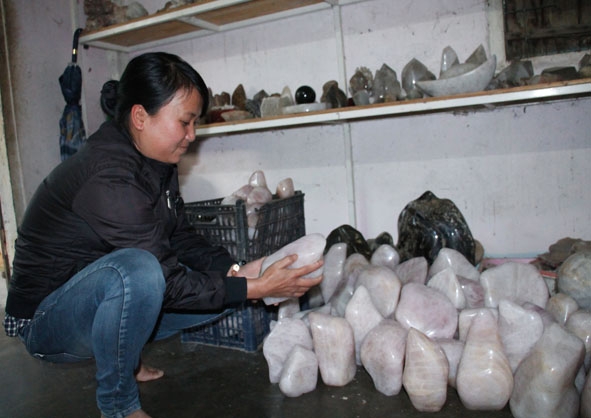 Chị Trần Thị Ái bên các sản phẩm đá thạch anh đã qua chế tác.     