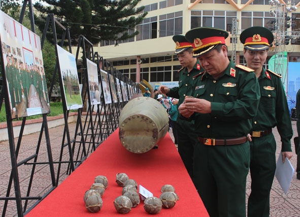 Các loại bom mìn, vật nổ được trưng bày trong chương trình 