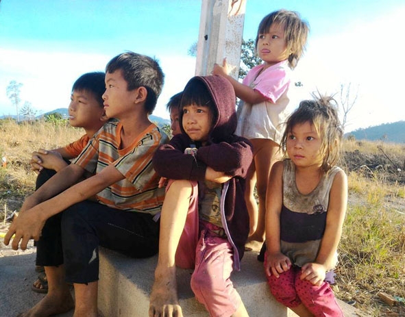Những đứa trẻ ở xã Cư Kbang đợi cha mẹ đi làm về.  
