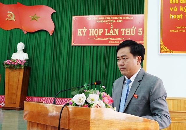 Chủ tịch HĐND huyện Krông Bông Nguyễn Minh Huấn phát biểu khai mạc kỳ họp. 