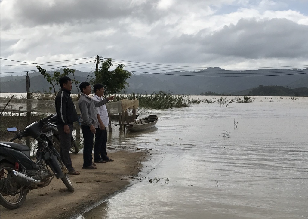 Cán bộ Hợp tác xã nông nghiệp Điện Bàn (xã Quảng Điền) kiểm tra hệ thống thủy lợi trên địa bàn