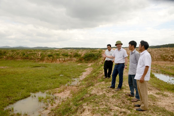 Cán bộ Phòng Dân tộc huyện Krông Pắc khảo sát diện tích đất vừa khai hoang cấp cho đồng bào DTTS tại xã Vụ Bổn.