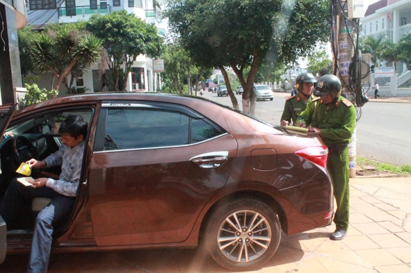 Lực lượng chức năng thành phố xử lý phương tiện dừng đỗ sai quy định trên đướng Lý Thái Tổ.