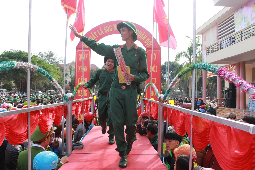 Công dân huyện Krông Năng hăng hái lên đường nhập ngũ năm 2017 (Ảnh minh họa)
