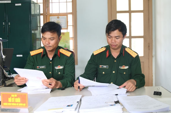 Cán bộ Ban Chỉ huy Quân sự huyện Krông Búk kiểm tra hồ sơ các thanh niên nhập ngũ  năm 2018.