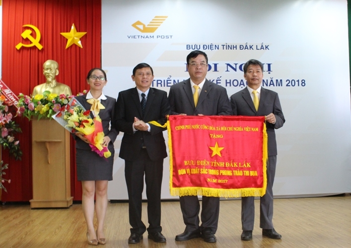 Thừa ủy quyền của Thủ tướng Chính phủ, Phó Chủ tịch UBND tỉnh Nguyễn Tuấn Hà trao Cờ thi đua của Chính phủ tặng Bưu điện tỉnh.