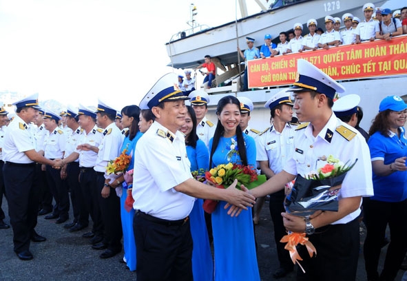 Lãnh đạo Bộ Tư lệnh vùng 4 Hải quân tặng hoa cho thuyền trưởng các tàu trước khi rời bến. 