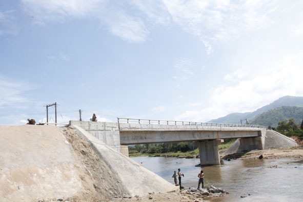 Công trình cầu Du Mah bắc qua suối Đắk Phơi.