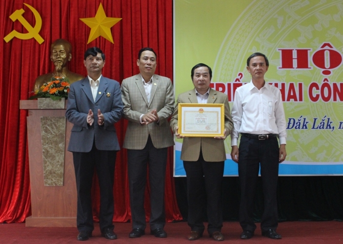 Thừa ủy quyền của Bộ trưởng Bộ Tư pháp, Phó Chủ tịch UBND tỉnh Võ Văn Cảnh trao Bằng khen của Bộ Tư pháp tặng Sở Tư pháp.