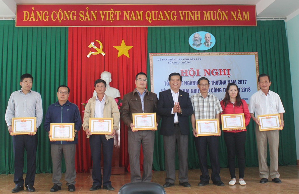 Phó Giám đốc Sở Công thương Nguyễn Văn Nghiêm tặng Giấy khen cho đại diện các tập thể xuất sắc năm 2017