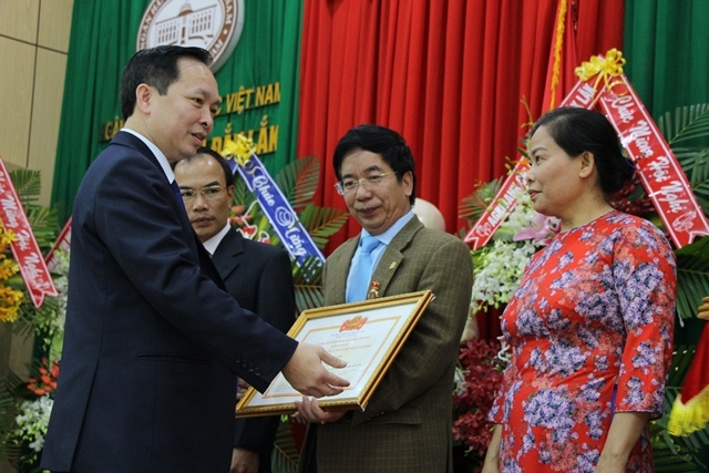 Phó Thống đốc Ngân hàng Nhà nước Việt Nam tặng bằng khen cho các cá nhân có thành tích xuất sắc