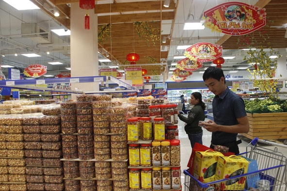 Người tiêu dùng mua sắm Tết tại siêu thị Co.opMart Buôn Ma Thuột. 