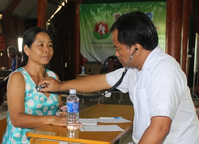 Bác sĩ của Hội Thầy thuốc trẻ tỉnh khám bệnh cho người dân buôn Drang Phốk, xã Krông Na, huyện Buôn Đôn.