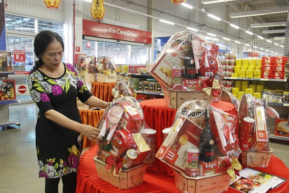 Người tiêu dùng chọn mua giỏ quà Tết ở siêu thị Mega Market.   