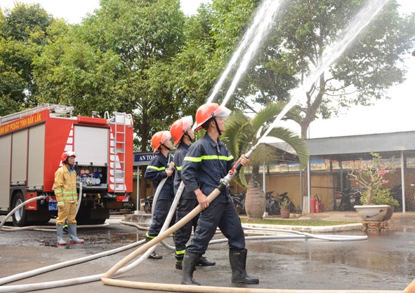 Cảnh sát phòng cháy chữa cháy thực tập phương án chữa cháy, sẵn sàng lên đường khi có sự cố hỏa hoạn. 