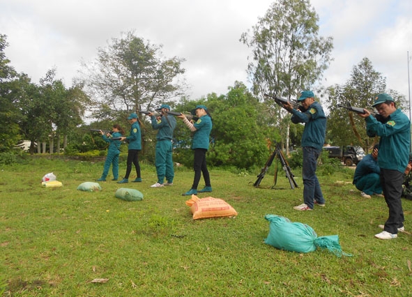 Ban CHQS huyện Ea Kar huấn luyện nội dung bắn súng cho lực lượng dân quân tự vệ.   