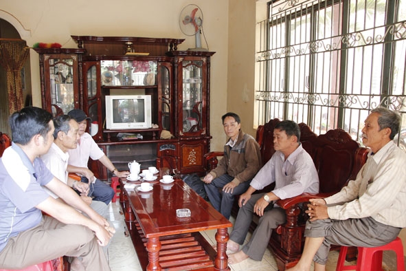 Cán bộ phường An Bình (thị xã Buôn Hồ) trò chuyện với các đương sự có tranh chấp đất trên địa bàn, góp phần giúp hòa giải thành tại tòa.  