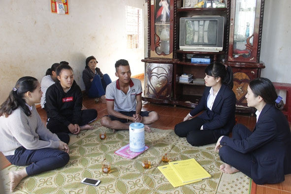 Đại diện ABIC Đắk Lắk   thăm hỏi, trò chuyện với một  gia đình khách hàng có người thân  gặp chuyện không may ở huyện  Cư Kuin. 