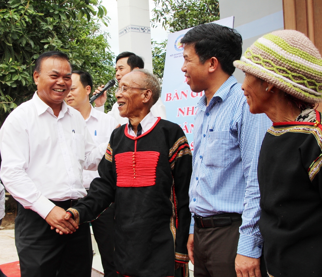 Bí thư Tỉnh ủy Êban Y Phu thăm hỏi gia đình chính sách tại huyện Krông Ana.