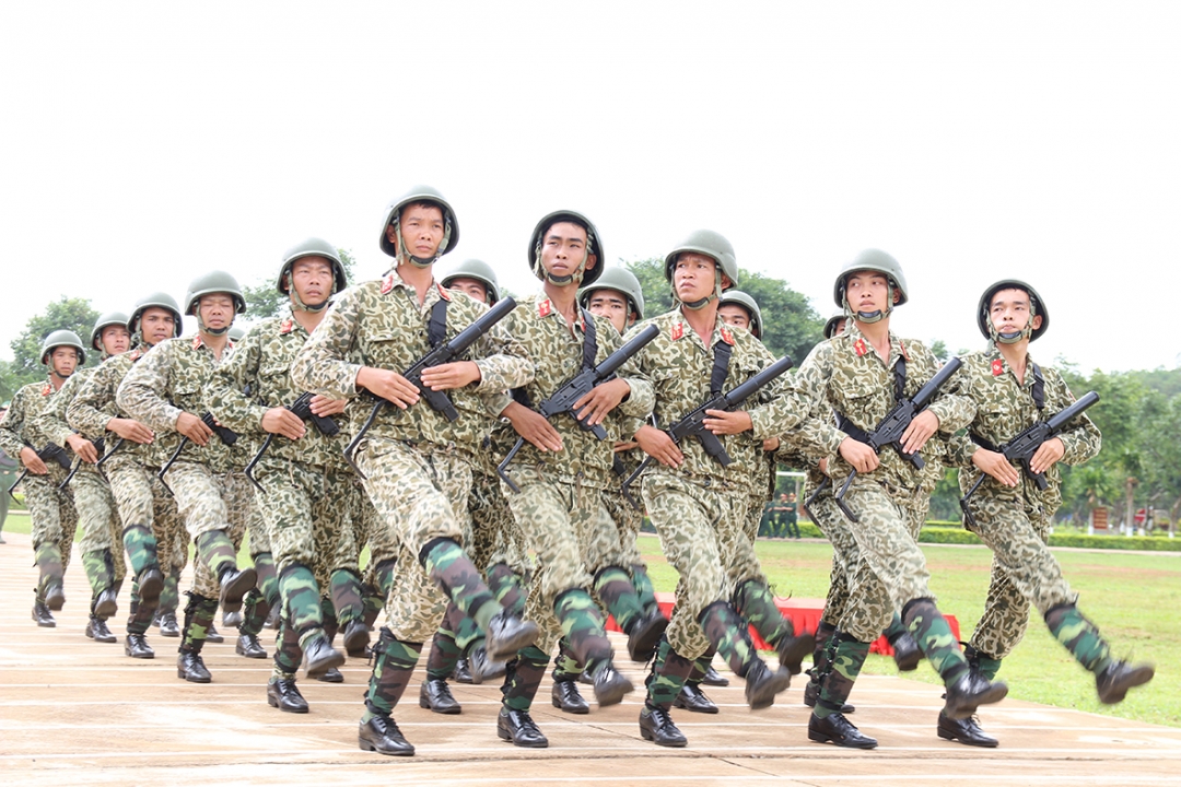 Lực lượng Đặc công diễu hành kỷ niệm ngày truyền thống.