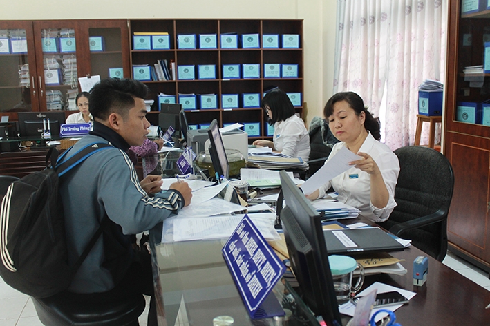 Cán bộ BHXH Đắk Lắk hướng dẫn người dân làm thủ tục cấp sổ bảo hiểm.