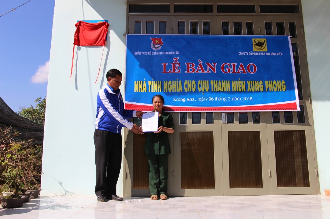 Đồng chí Y Nhuân Byă - Ủy viên Ban Thường vụ Trung ương Đoàn, Bí thư Tỉnh đoàn trao quyết định bàn giao nhà cho gia đình bà Vũ Thị Rợi