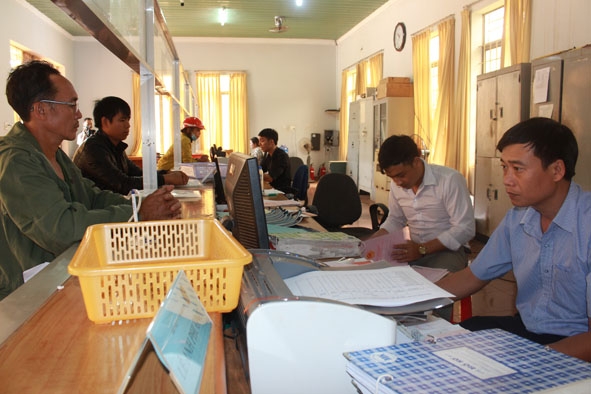 Cán bộ bộ phận tiếp nhận và trả kết quả - UBND huyện Cư M'gar giải quyết các thủ tục hành chính  cho người dân. 