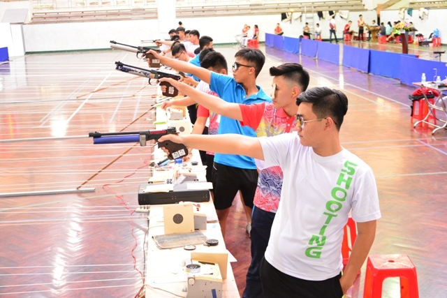 Các xạ thủ tranh tài tại Giải súng hơi thanh thiếu niên quốc gia, do Đắk Lắk đăng cai tổ chức.