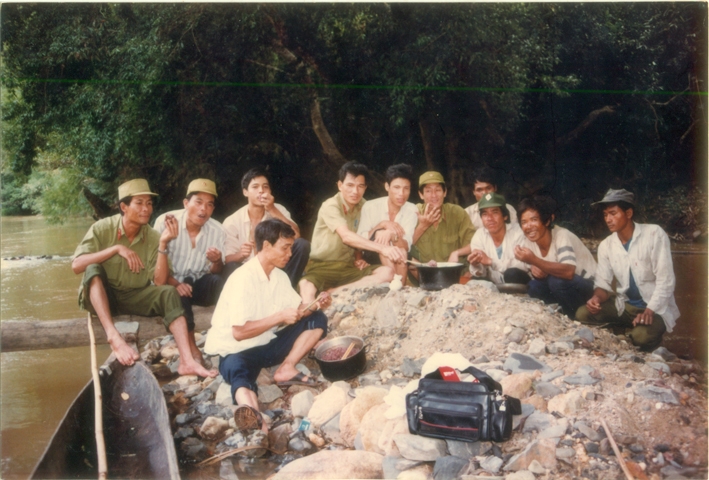 Đoàn công tác ăn trưa trên cồn đá giữa sông Krông Nô trong chuyến đi khám nghiệm tử thi ở khu đào đãi vàng tại xã Krông Nô (huyện Lắk) năm 1993. Ảnh: NVCC