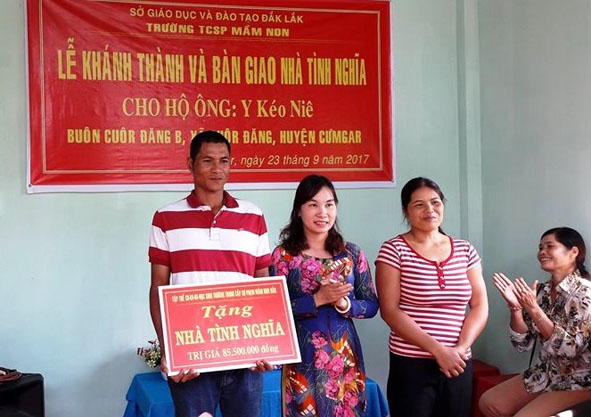 Đại diện Trường Trung cấp Sư phạm Mầm non Đắk Lắk bàn giao nhà  cho gia đình anh Y Kéo Niê. 