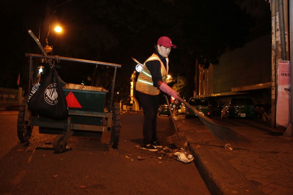 Nữ Công nhân vệ sinh môi trường làm việc trong đêm. 