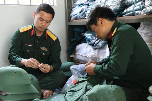 Cán bộ Ban CHQS huyện Cư M’gar chuẩn bị  quân tư trang  cho tân binh. 