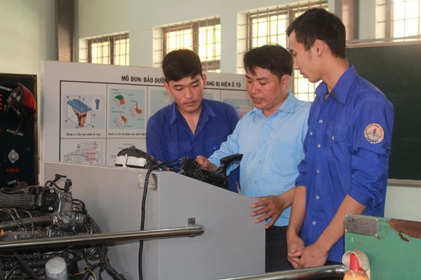 Hướng dẫn sinh viên lớp cao đẳng Công nghệ kỹ thuật ô tô (Trường Cao đẳng Kỹ thuật Đắk Lắk)  thực hành trên máy.