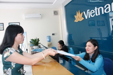 Hành khách mua vé tại đại lý VietNam Airline trên đường Nơ Trang Long (TP. Buôn Ma Thuột). 