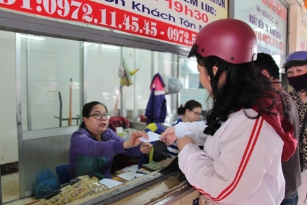 Hành khách mua vé tại Bến xe liên tỉnh Đắk Lắk..
