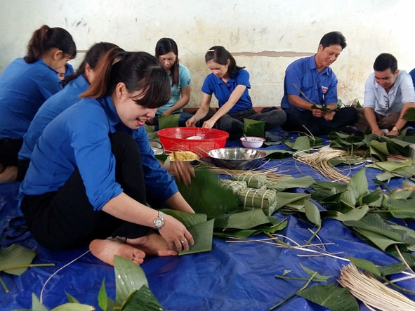 Đoàn viên, thanh niên huyện Krông Pắc sôi nổi gói bánh chưng tặng người nghèo.  