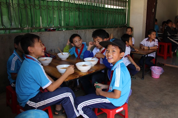 Các em  học sinh  ăn cơm trưa  do bà Thu nấu.   