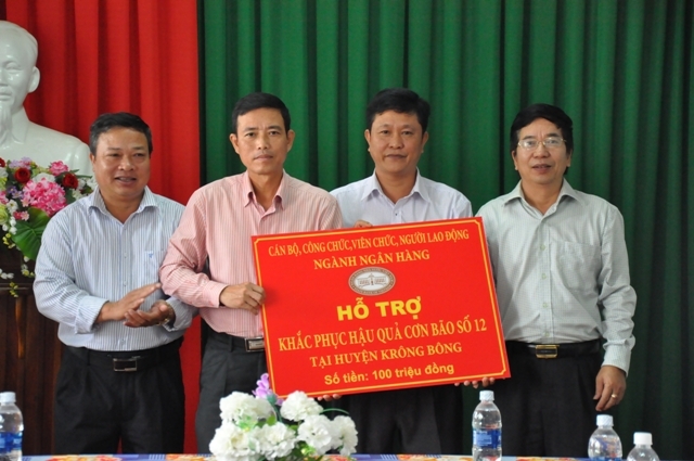 Lãnh đạo NHNN trao tiền hỗ trợ đồng bào bị ảnh hưởng bởi cơn bão số 12 tại huyện Krông Bông. 
